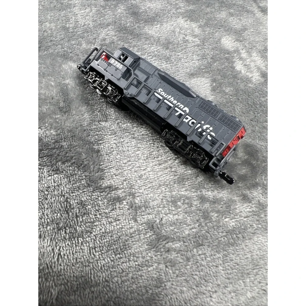 Southern Pacific Locomotive + Tank Car RR # 9794 GP-60‎ Train Set Lot of 2 NEW
